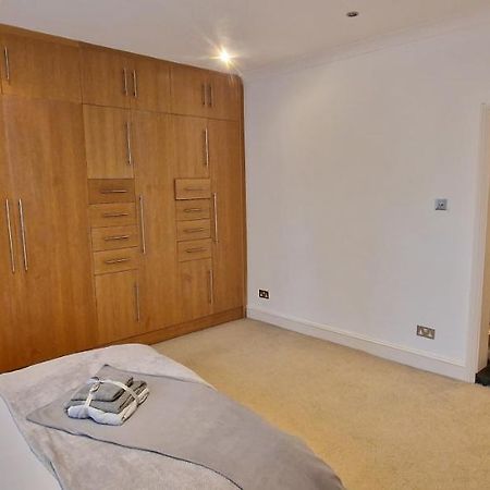 Action Packed Local 3Br 1 Mins Walk To Everything London Exterior photo