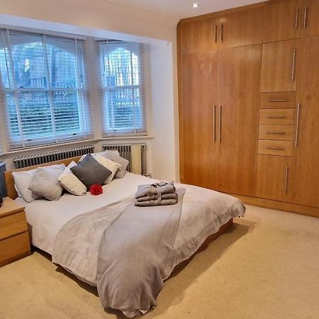 Action Packed Local 3Br 1 Mins Walk To Everything London Exterior photo