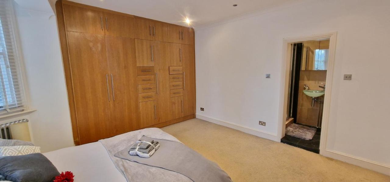 Action Packed Local 3Br 1 Mins Walk To Everything London Exterior photo