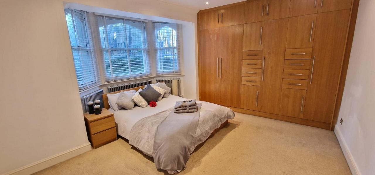 Action Packed Local 3Br 1 Mins Walk To Everything London Exterior photo