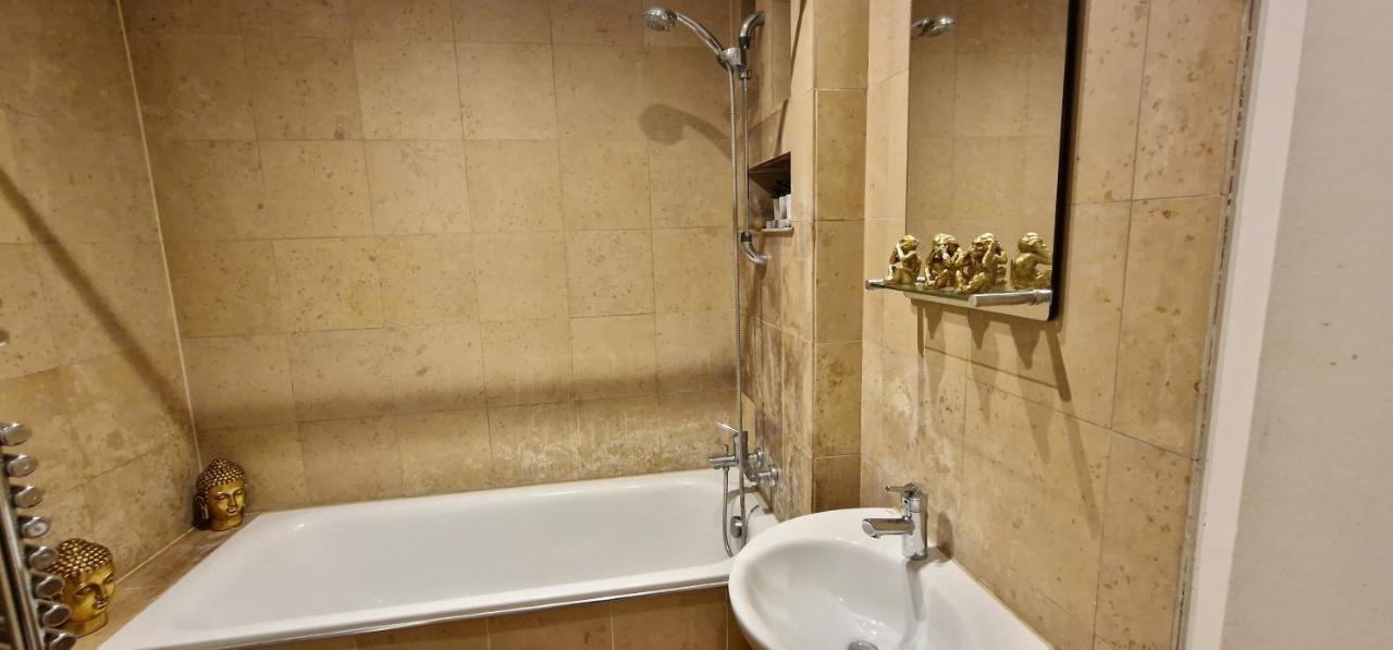 Action Packed Local 3Br 1 Mins Walk To Everything London Exterior photo