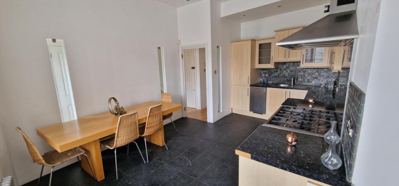 Action Packed Local 3Br 1 Mins Walk To Everything London Exterior photo