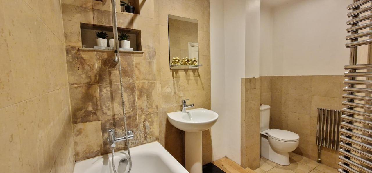 Action Packed Local 3Br 1 Mins Walk To Everything London Exterior photo