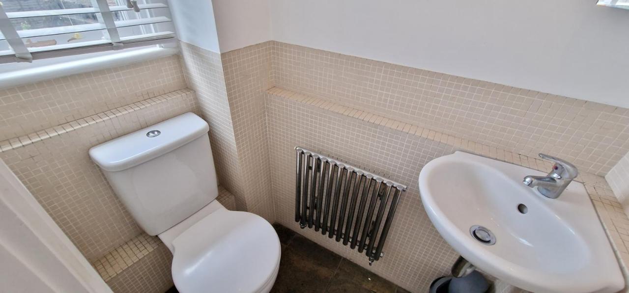 Action Packed Local 3Br 1 Mins Walk To Everything London Exterior photo