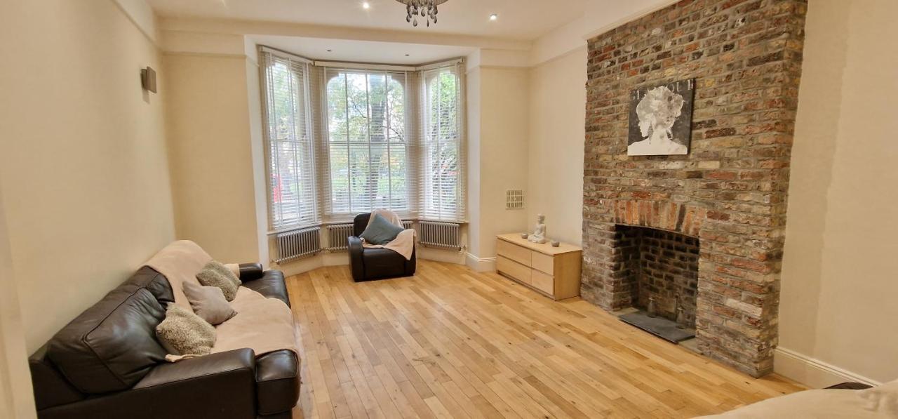 Action Packed Local 3Br 1 Mins Walk To Everything London Exterior photo