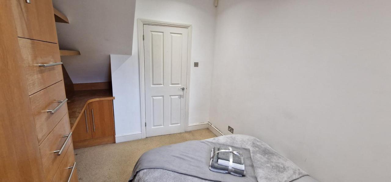 Action Packed Local 3Br 1 Mins Walk To Everything London Exterior photo