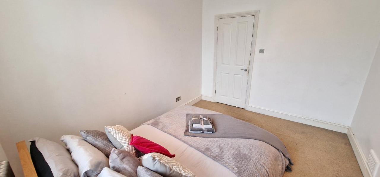 Action Packed Local 3Br 1 Mins Walk To Everything London Exterior photo