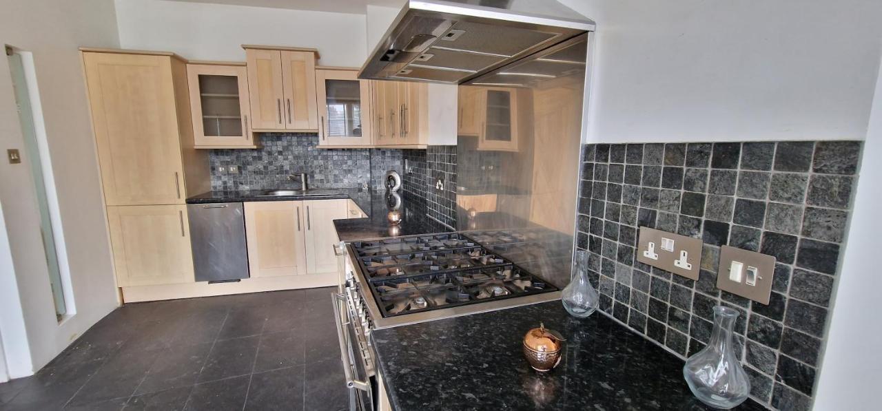Action Packed Local 3Br 1 Mins Walk To Everything London Exterior photo