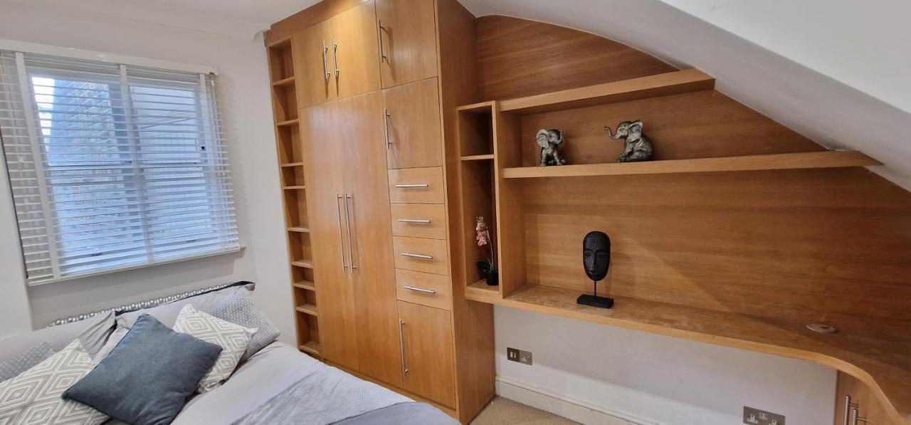 Action Packed Local 3Br 1 Mins Walk To Everything London Exterior photo