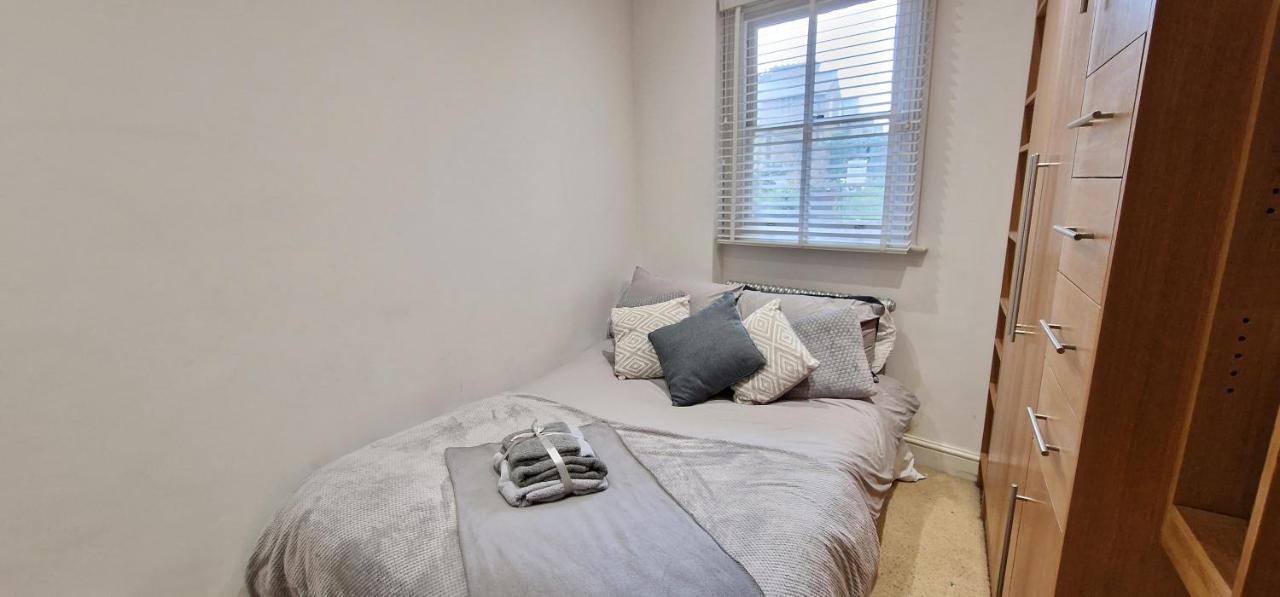 Action Packed Local 3Br 1 Mins Walk To Everything London Exterior photo